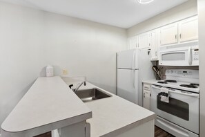 ثلاجة، فرن، موقد طهي مسطح، غسالة أطباق