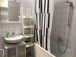 Séchoir à cheveux, serviettes fournies, savon, papier de toilette