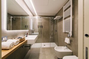 ห้องซูพีเรียสวีท, วิวเมือง | ห้องน้ำ | ของใช้ในห้องน้ำฟรี, ไดร์เป่าผม, เสื้อคลุมอาบน้ำ, ผ้าเช็ดตัว