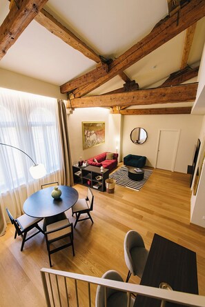 ห้องซูพีเรียสวีท, วิวเมือง | บริเวณนั่งเล่น | ทีวีจอแบน