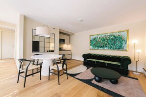 Suite Superior, vista città | Area soggiorno | TV a schermo piatto