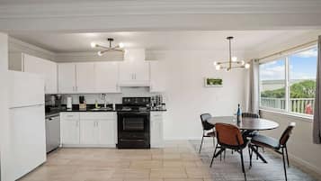 Een koelkast, een microgolfoven, een oven, een kookplaat