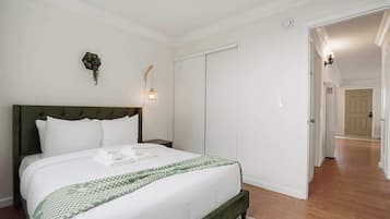 Tabla de planchar con plancha, wifi y ropa de cama