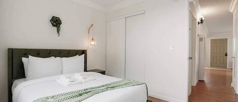 Iron/ironing board, WiFi, bed sheets