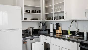 Een koelkast, een microgolfoven, een oven, een kookplaat