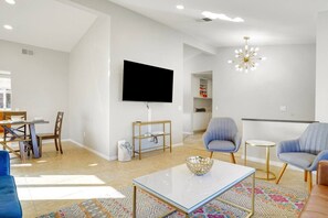 Smart TV, chimenea, mesa de ping pong, libros