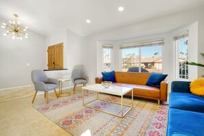 智能电视、壁炉、乒乓球、书