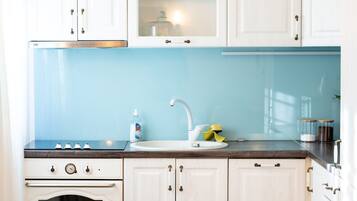 Jääkaappi, uuni, astianpesukone, keittoastiat/astiat/ruokailuvälineet