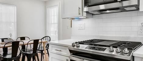 Kylskåp, mikrovågsugn, ugn och spishäll