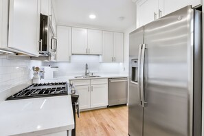 Refrigerador, microondas, horno y parrilla de estufa