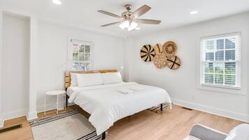 3 bedrooms, desk, WiFi, bed sheets