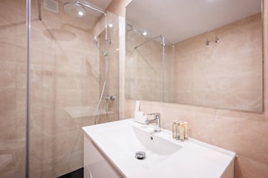 Dusche, Haartrockner, Bidet, Handtücher