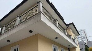 Ein Gebäude mit Balkon, mehreren Fenstern und einer Beschilderung mit der Nummer 10.