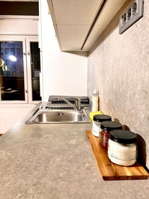 Refrigerador, horno, parrilla de estufa y utensilios de cocina 