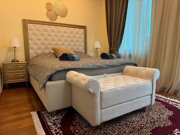 5 bedrooms, iron/ironing board, WiFi, bed sheets
