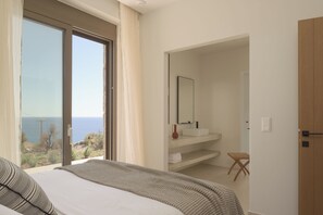 3 bedrooms, in-room safe, iron/ironing board, travel crib