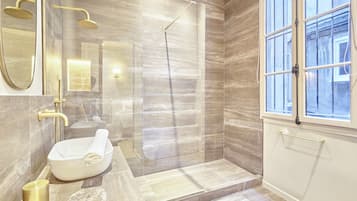 Apartment | Bathroom | Hair dryer, soap, shampoo