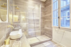 Apartment | Bathroom | Hair dryer, soap, shampoo - Sublim et new Apartment Place des Vosges (Paris)