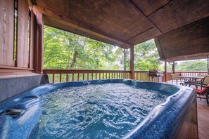Outdoor spa tub - Smoky Mountain Cabin · Hot Tub, Pool Table & Deck (Sevierville)