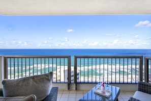 Property grounds - Beach retreat w/ balcony & views (Surfers Paradise)