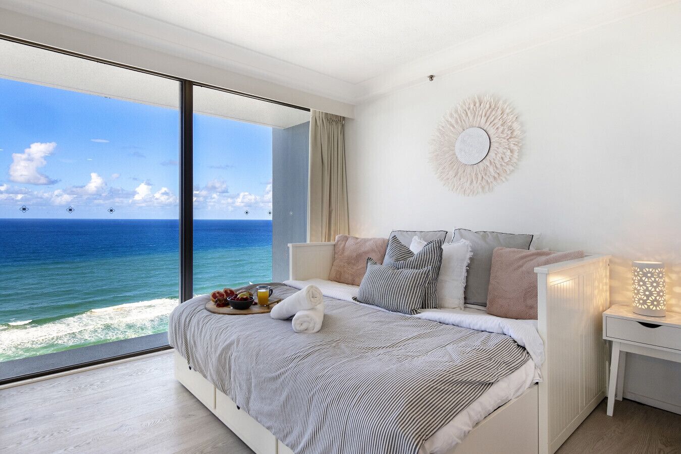 3 habitaciones, escritorio y tabla de planchar con plancha 