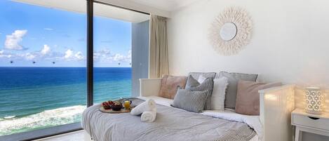 3 habitaciones, escritorio y tabla de planchar con plancha