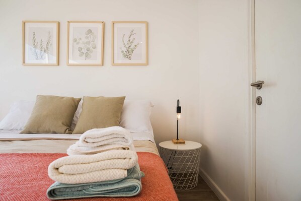 Tabla de planchar con plancha, wifi y ropa de cama 