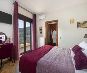 Un dormitorio con cama, una silla, armario y balcón con vistas.