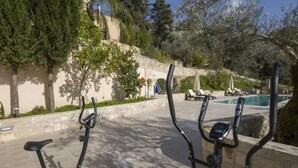 Équipement de fitness en plein air situé près d’une piscine, dans un espace aménagé.