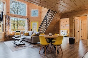 Een televisie en een open haard