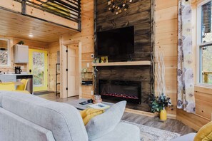 Een televisie en een open haard