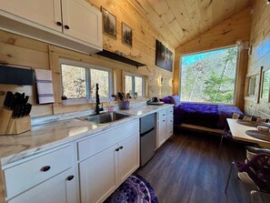1 bedroom, bed sheets - Starry Night | Hot Tub | Brand New Studio (Stanton)
