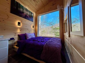 1 bedroom, bed sheets - Starry Night | Hot Tub | Brand New Studio (Stanton)