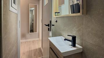 Luxury Studio, City View | Bathroom