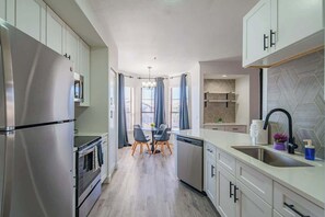 Kjøleskap, mikrobølgeovn, ovn og kokeplater