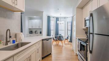 Refrigerador, microondas, horno y parrilla de estufa