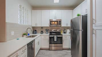 Refrigerador, microondas, horno y parrilla de estufa