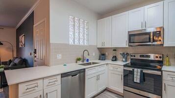 Refrigerador, microondas, horno y parrilla de estufa