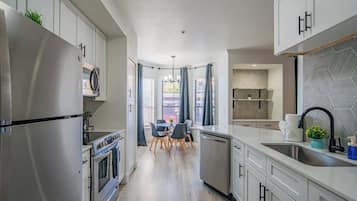 Refrigerador, microondas, horno, placa de cocina