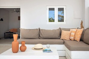 TV - Casa di Mama - Ground floor 1-bedroom (Vista Royal)