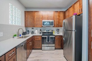 Frigorífico, microondas, horno y placa de cocina