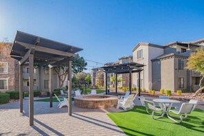 Outdoor dining - Steps to Stadium with Pool, Gym, Balcony, Parking, (Glendale)