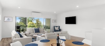 Modern Beachhouse, sea views
Great location, 3 mins to the beach.