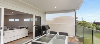 Modern  Beachhouse,  sea views
 Great location, 3 mins to the beach.