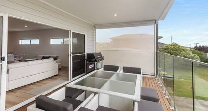 Modern Beachhouse, sea views
Great location, 3 mins to the beach.