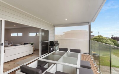 Modern Beachhouse, sea views
Great location, 3 mins to the beach.