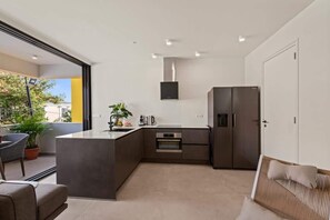 Réfrigérateur, four à micro-ondes, un four, surface de cuisson