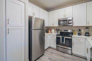 Private kitchen - Mins To Westgate & Stadium | Pool Gym W/D Parking (Glendale)