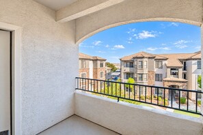 Un balcón con vista a edificios residenciales de varios pisos.