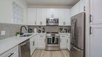 Refrigerador, microondas, horno y parrilla de estufa